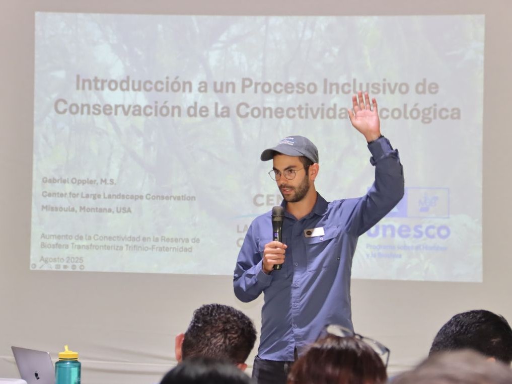 CLLC's Gabriel Oppler opens his presentation in Esquipulas, Guatemala, with an interactive activity to gauge participants’ familiarity with connectivity conservation topics. Credit: Plan Trifinio/Judith Zepeda
