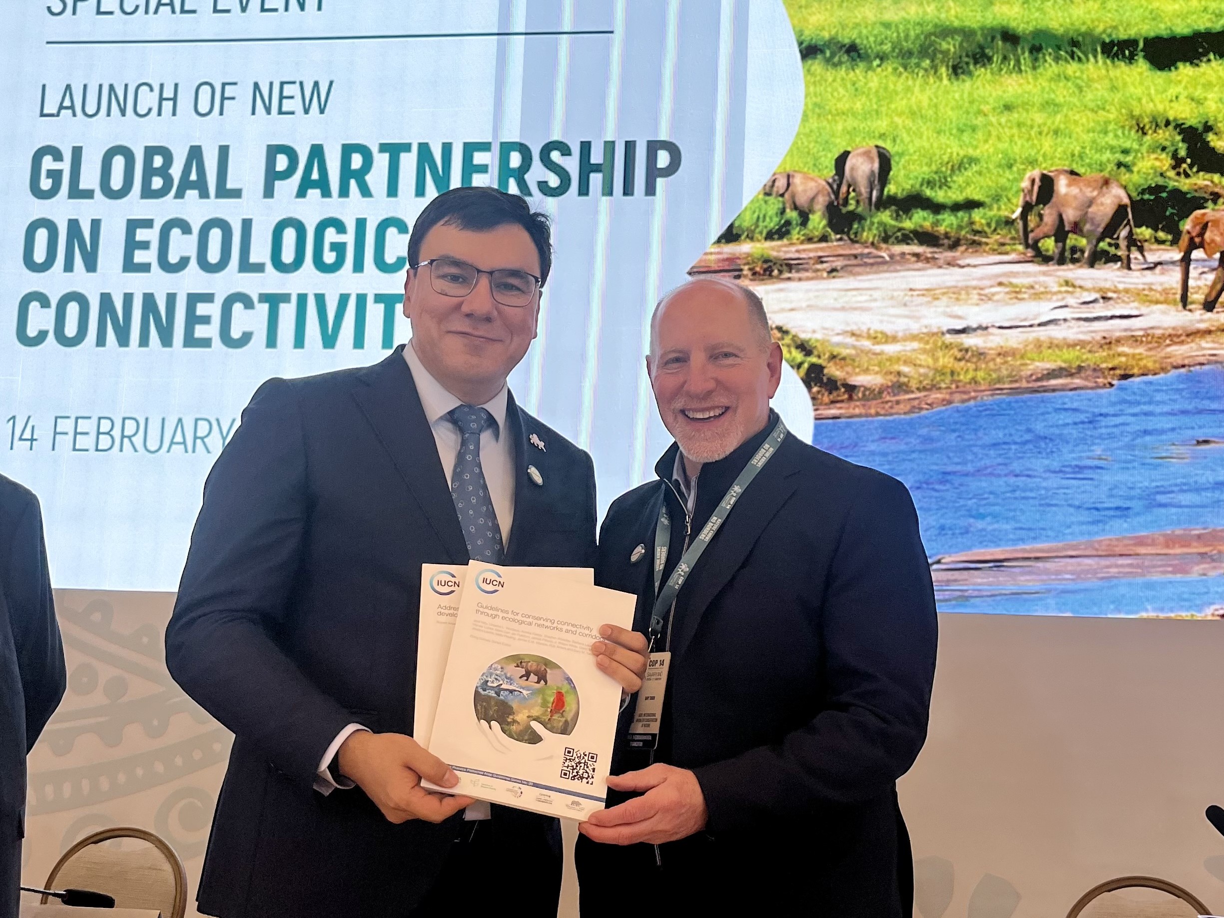 Gary Tabor presenting the IUCN Connectivity Guidelines to His Excellency Aziz Abdukhakimov - Minister of Ecology, Environmental Protection, and Climate Change of Uzbekistan during the 14th Conference of the Parties to the Convention on Migratory Species in Samarkand in 2024.
