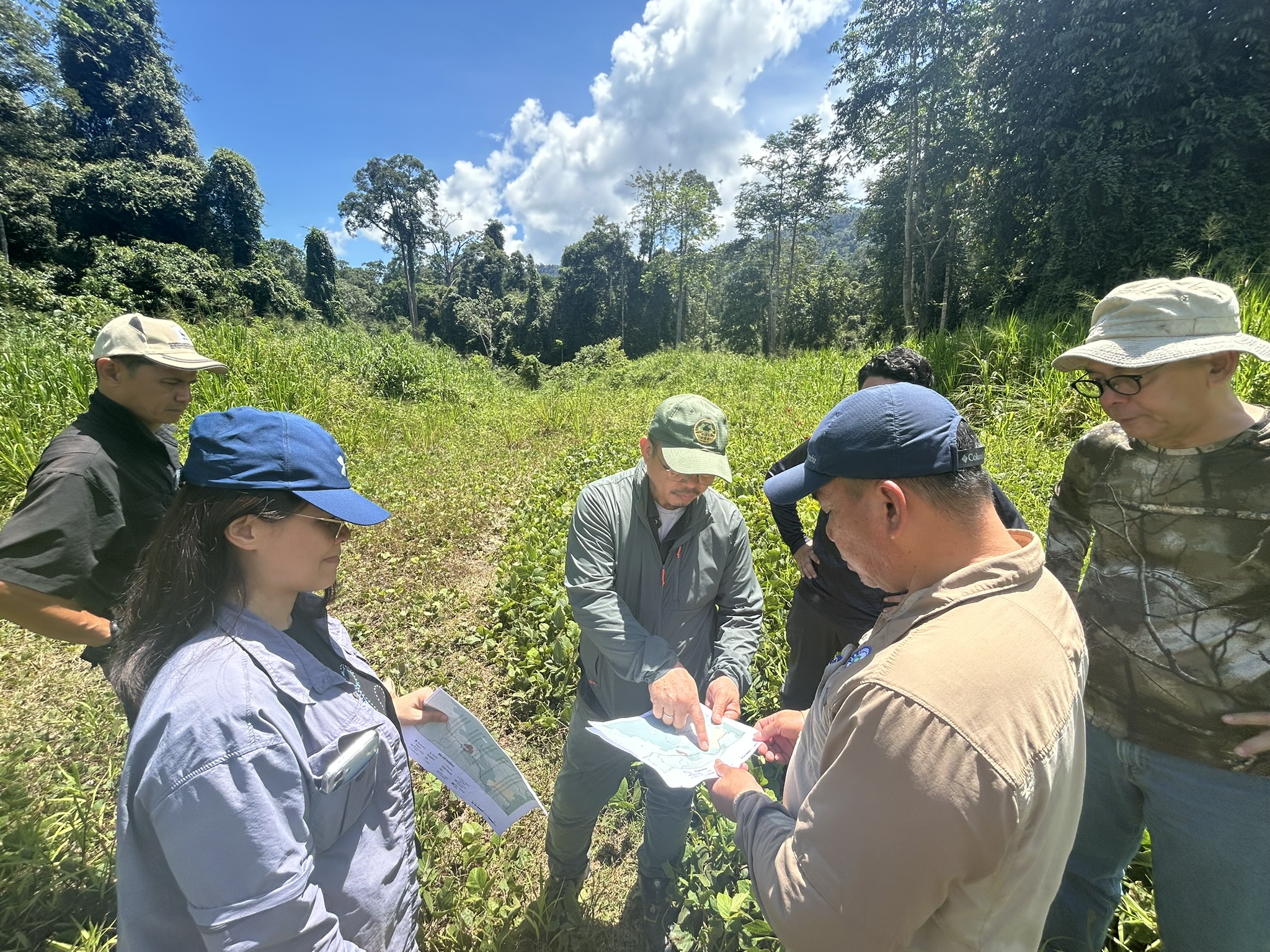 Malaysia workshop participants at a site along the Phase 3 Pan-Borneo Highway that would need mitigation measures due to high usage by elephants near the Maliau Basin Conservation Area. Credit: CLLC/Fernanda Teixeira